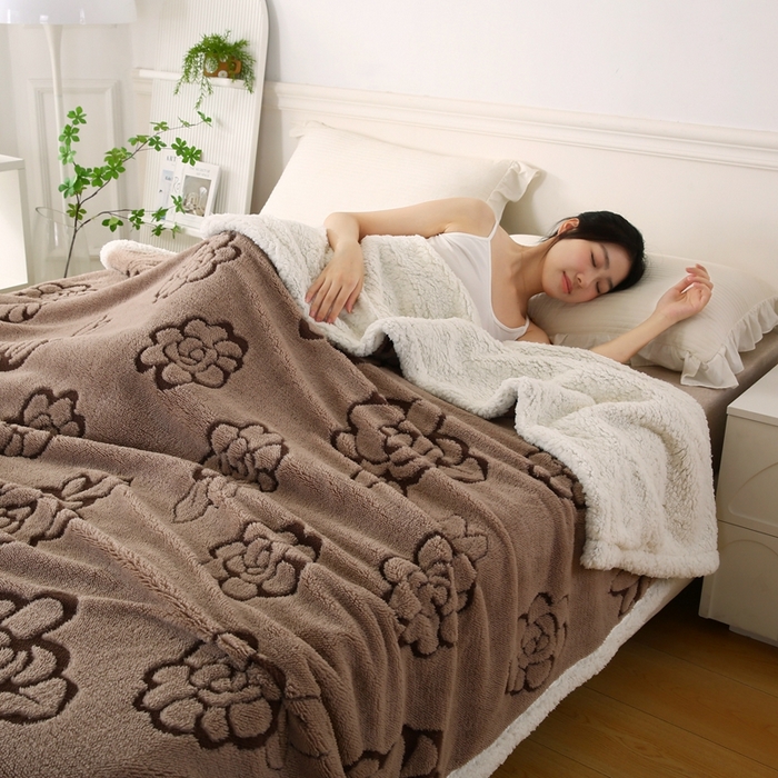 91家纺网 家纺一手货源 找家纺 巴木赫 2024新款提花朵朵绒双层羊羔绒毯 咖啡