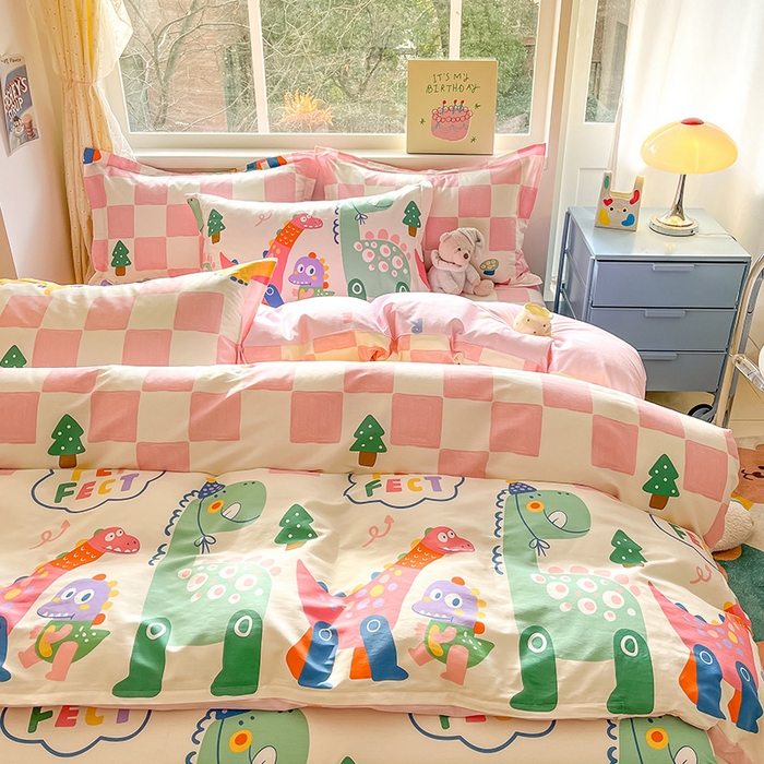 91家纺网 家纺一手货源 找家纺 绵庭家纺 2024新款全棉印花四件套 恐龙迎新会 红