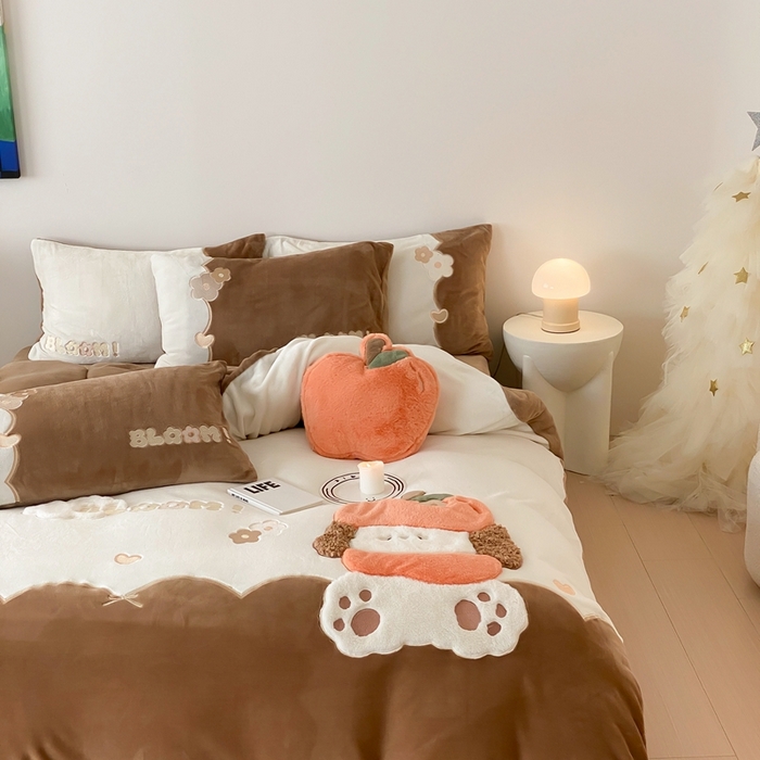 91家纺网 家纺一手货源 找家纺 朗莎家纺 2024新款230g高克重贴布绣牛奶绒四件套 萍果狗