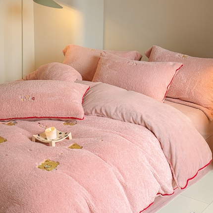 91家纺网 家纺一手货源 找家纺 （总）秀色家纺 2025新款少女心高克重绵羊绒牛奶绒床上四件套冬季毛巾绣被套原创卡通ins风