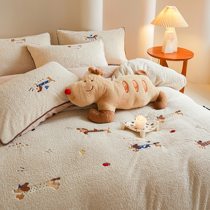 91家纺网 家纺一手货源 找家纺 秀色家纺 2025新款少女心高克重绵羊绒牛奶绒床上四件套冬季毛巾绣被套原创卡通ins风 腊肠Dog