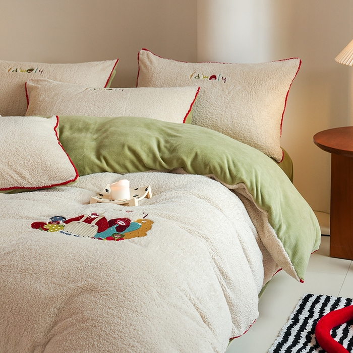 91家纺网 家纺一手货源 找家纺 秀色家纺 2025新款少女心高克重绵羊绒牛奶绒床上四件套冬季毛巾绣被套原创卡通ins风 快乐一家