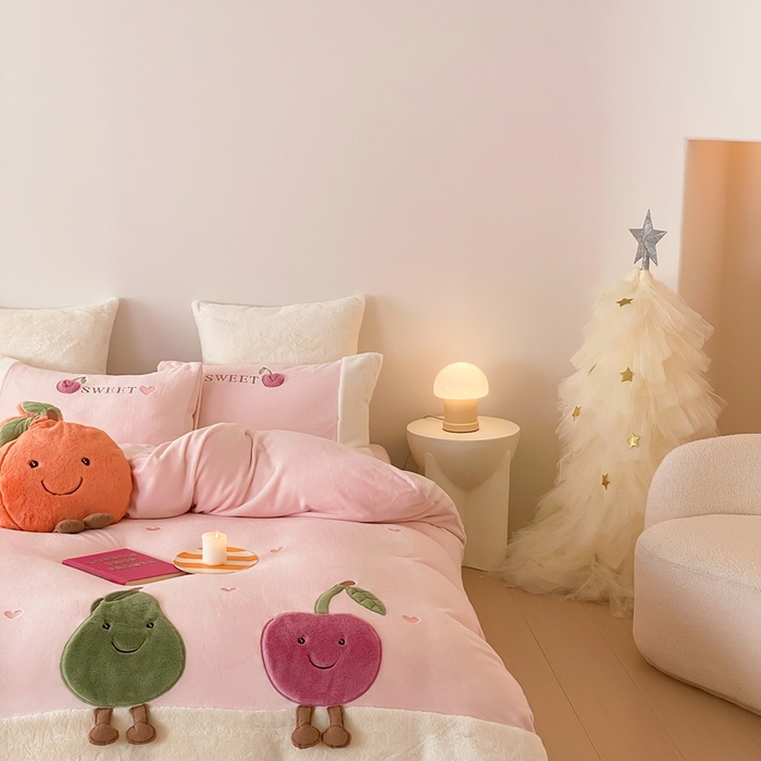 91家纺网 家纺一手货源 找家纺 朗莎家纺 2024新款230g高克重贴布绣牛奶绒四件套 水果派对