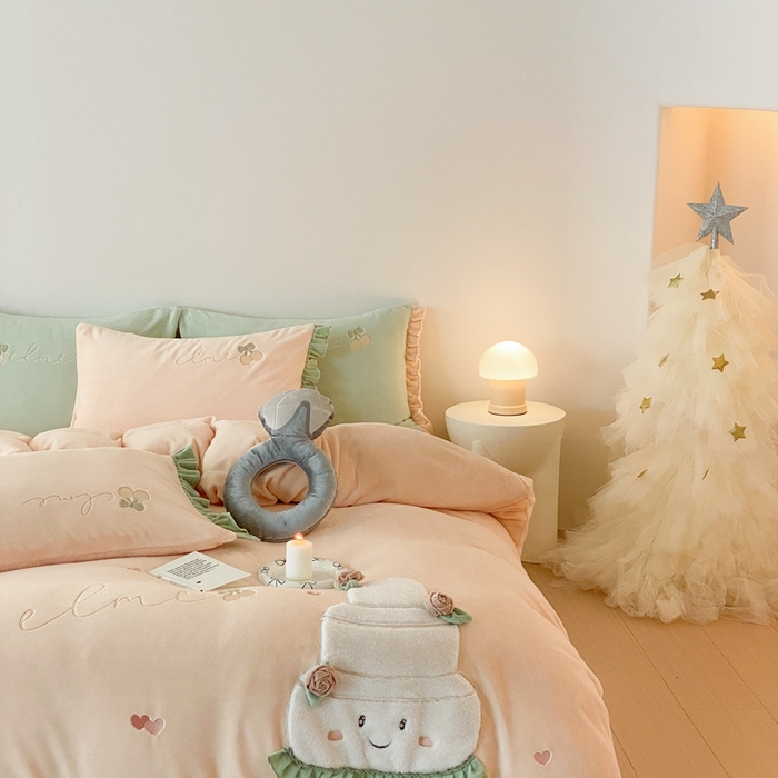 91家纺网 家纺一手货源 找家纺 朗莎家纺 2024新款230g高克重贴布绣牛奶绒四件套 玫瑰蛋糕