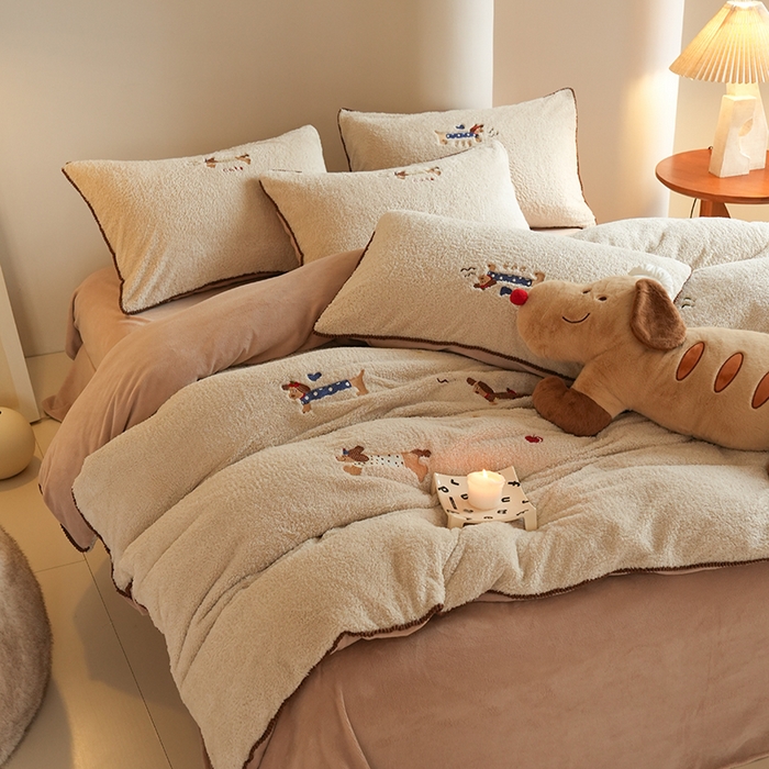 91家纺网 家纺一手货源 找家纺 秀色家纺 2025新款少女心高克重绵羊绒牛奶绒床上四件套冬季毛巾绣被套原创卡通ins风 腊肠Dog