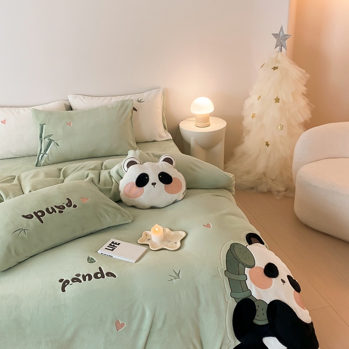 91家纺网 家纺一手货源 找家纺 朗莎家纺 2024新款230g高克重贴布绣牛奶绒四件套 喜宝熊猫