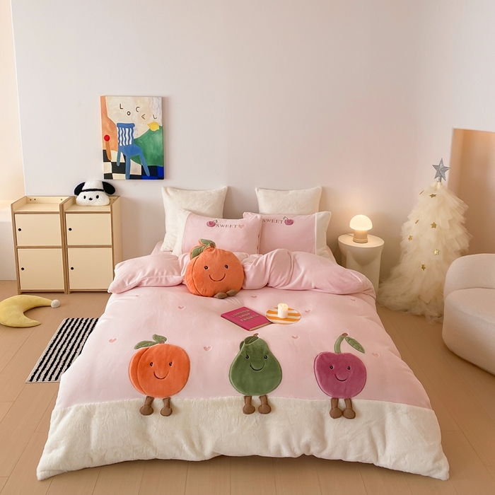 91家纺网 家纺一手货源 找家纺 朗莎家纺 2024新款230g高克重贴布绣牛奶绒四件套 水果派对