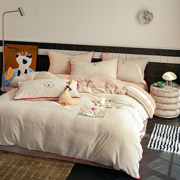 91家纺网 家纺一手货源 找家纺 秀色家纺 2025新款卡通风可爱少女心绵羊绒牛奶绒四件套加厚保暖秋冬季法兰绒刺绣被套 懒鹅