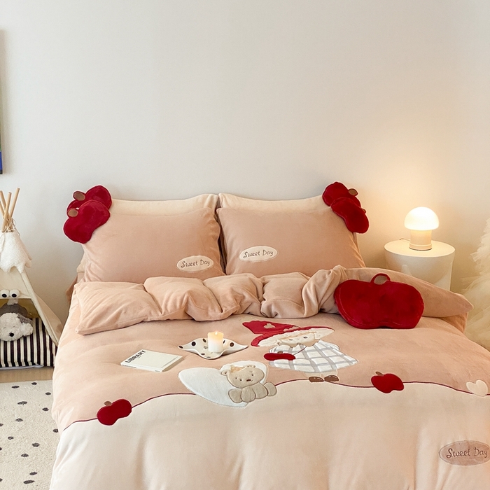 91家纺网 家纺一手货源 找家纺 朗莎家纺 2024新款230g高克重贴布绣牛奶绒四件套 幸运公主