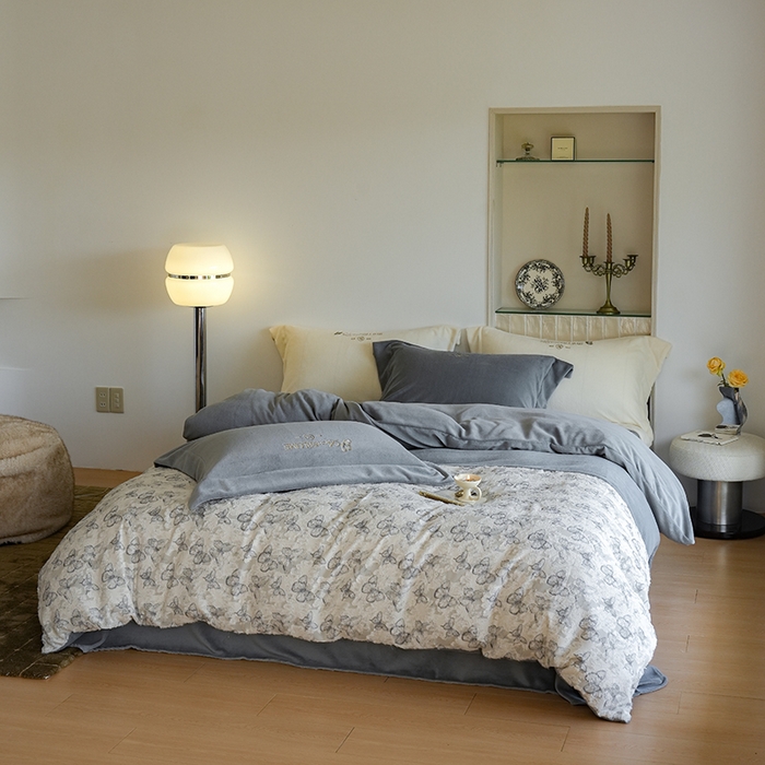 91家纺网 家纺一手货源 找家纺 秀色家纺 2025新款轻奢高级感牛奶绒床上四件套提花蝴蝶流苏保暖被套秋冬季加厚 蝴蝶飞-高级灰