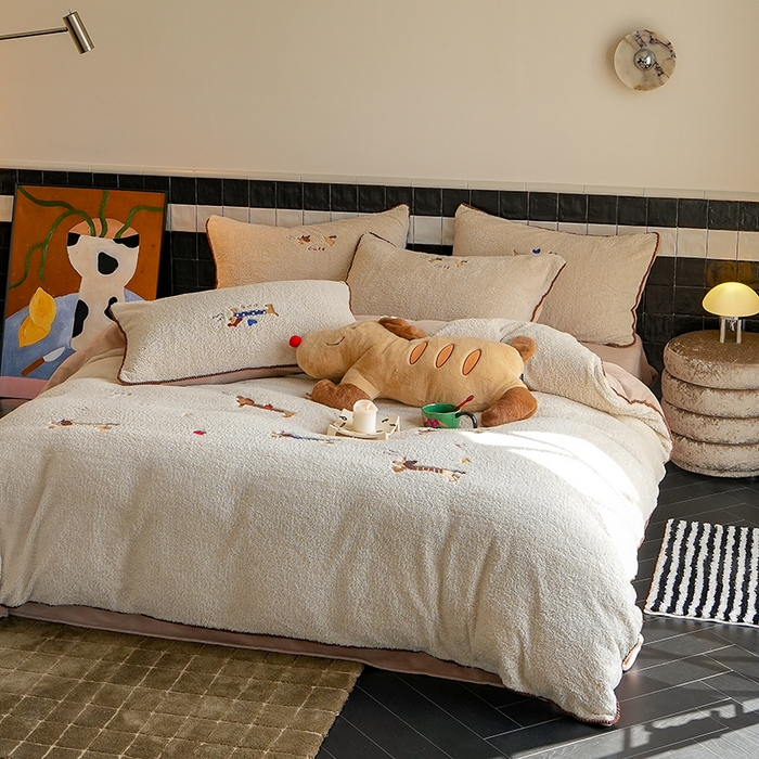 91家纺网 家纺一手货源 找家纺 秀色家纺 2025新款卡通风可爱少女心绵羊绒牛奶绒四件套加厚保暖秋冬季法兰绒刺绣被套 腊肠Dog