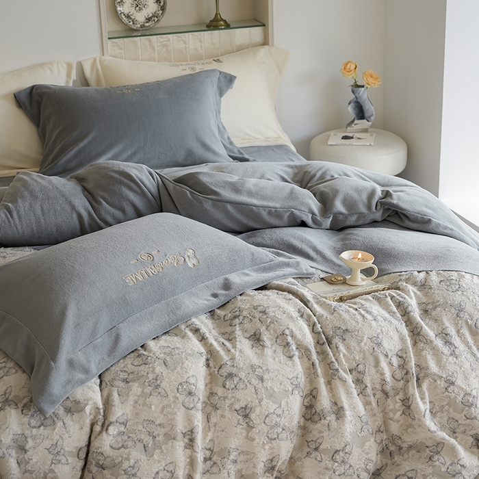 91家纺网 家纺一手货源 找家纺 秀色家纺 2025新款轻奢高级感牛奶绒床上四件套提花蝴蝶流苏保暖被套秋冬季加厚 蝴蝶飞-高级灰