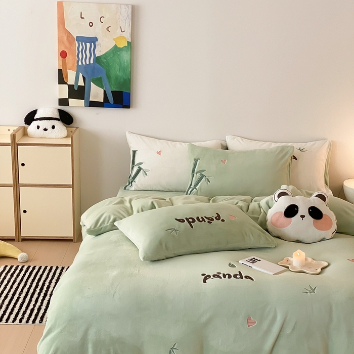 91家纺网 家纺一手货源 找家纺 朗莎家纺 2024新款230g高克重贴布绣牛奶绒四件套 喜宝熊猫