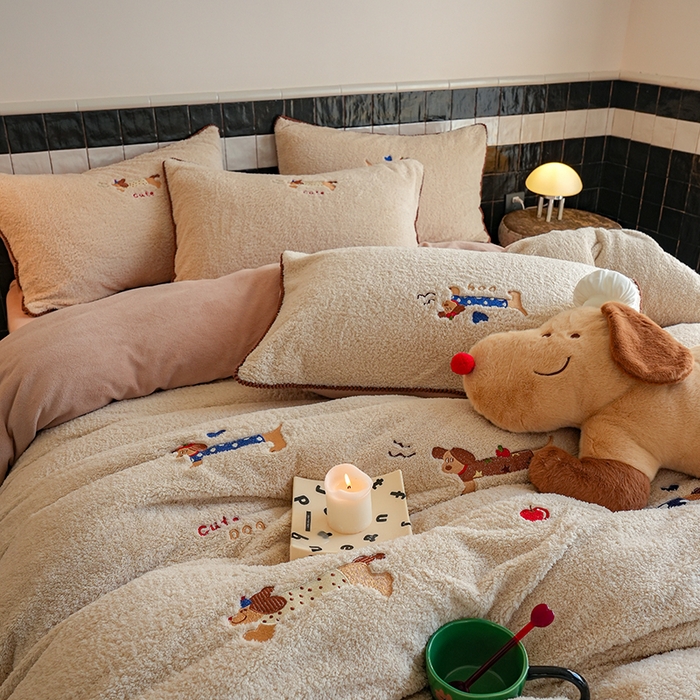 91家纺网 家纺一手货源 找家纺 秀色家纺 2025新款卡通风可爱少女心绵羊绒牛奶绒四件套加厚保暖秋冬季法兰绒刺绣被套 腊肠Dog