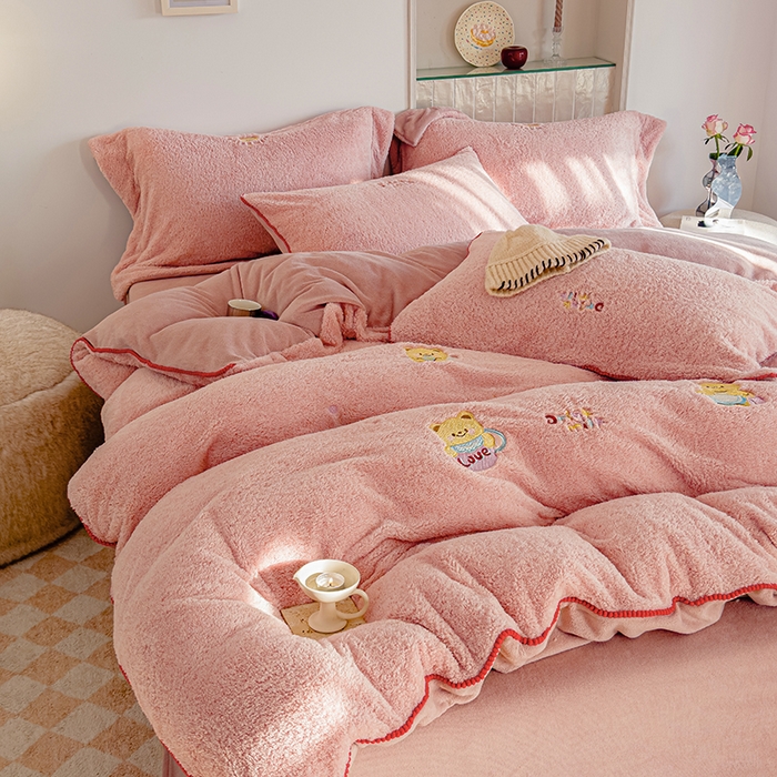 91家纺网 家纺一手货源 找家纺 秀色家纺 2025新款卡通风可爱少女心绵羊绒牛奶绒四件套加厚保暖秋冬季法兰绒刺绣被套 黄油小熊