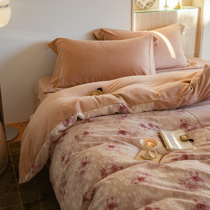 91家纺网 家纺一手货源 找家纺 秀色家纺 2025新款轻奢高级感牛奶绒床上四件套提花蝴蝶流苏保暖被套秋冬季加厚 桃花朵朵-浅棕