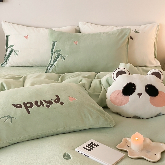 91家纺网 家纺一手货源 找家纺 朗莎家纺 2024新款230g高克重贴布绣牛奶绒四件套 喜宝熊猫