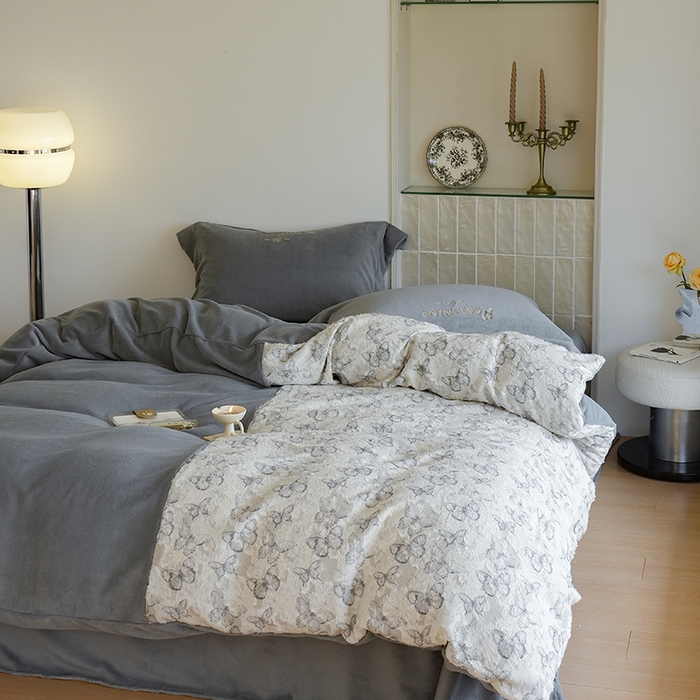 91家纺网 家纺一手货源 找家纺 秀色家纺 2025新款轻奢高级感牛奶绒床上四件套提花蝴蝶流苏保暖被套秋冬季加厚 蝴蝶飞-高级灰