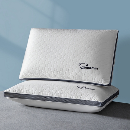 91家纺网 家纺一手货源 找家纺 （总）织布人 2024新款枕芯海澜同款A类立体minmin小熊刺绣枕头护颈枕芯48*74cm/只