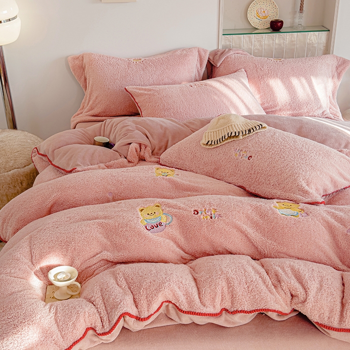 91家纺网 家纺一手货源 找家纺 秀色家纺 2025新款卡通风可爱少女心绵羊绒牛奶绒四件套加厚保暖秋冬季法兰绒刺绣被套 黄油小熊