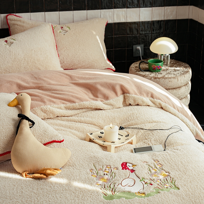 91家纺网 家纺一手货源 找家纺 秀色家纺 2025新款卡通风可爱少女心绵羊绒牛奶绒四件套加厚保暖秋冬季法兰绒刺绣被套 懒鹅