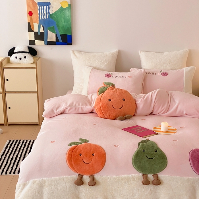 91家纺网 家纺一手货源 找家纺 朗莎家纺 2024新款230g高克重贴布绣牛奶绒四件套 水果派对