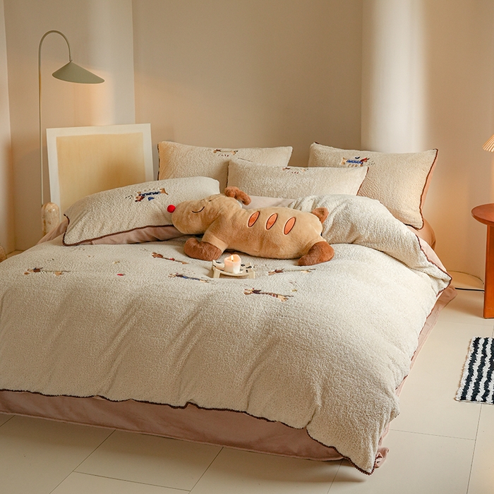 91家纺网 家纺一手货源 找家纺 秀色家纺 2025新款少女心高克重绵羊绒牛奶绒床上四件套冬季毛巾绣被套原创卡通ins风 腊肠Dog