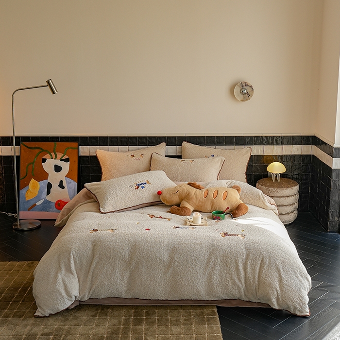 91家纺网 家纺一手货源 找家纺 秀色家纺 2025新款卡通风可爱少女心绵羊绒牛奶绒四件套加厚保暖秋冬季法兰绒刺绣被套 腊肠Dog