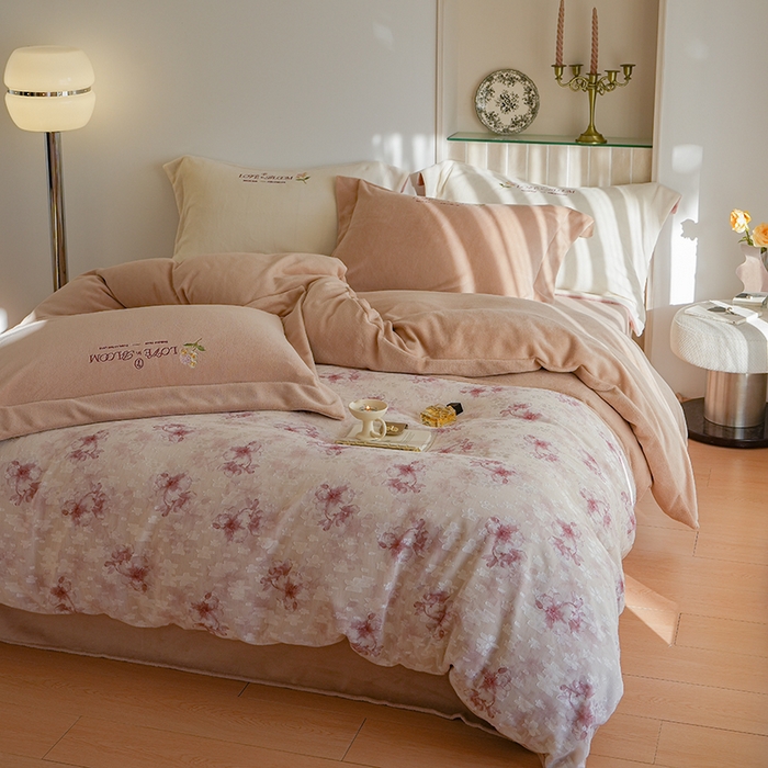 91家纺网 家纺一手货源 找家纺 秀色家纺 2025新款轻奢高级感牛奶绒床上四件套提花蝴蝶流苏保暖被套秋冬季加厚 桃花朵朵-浅棕