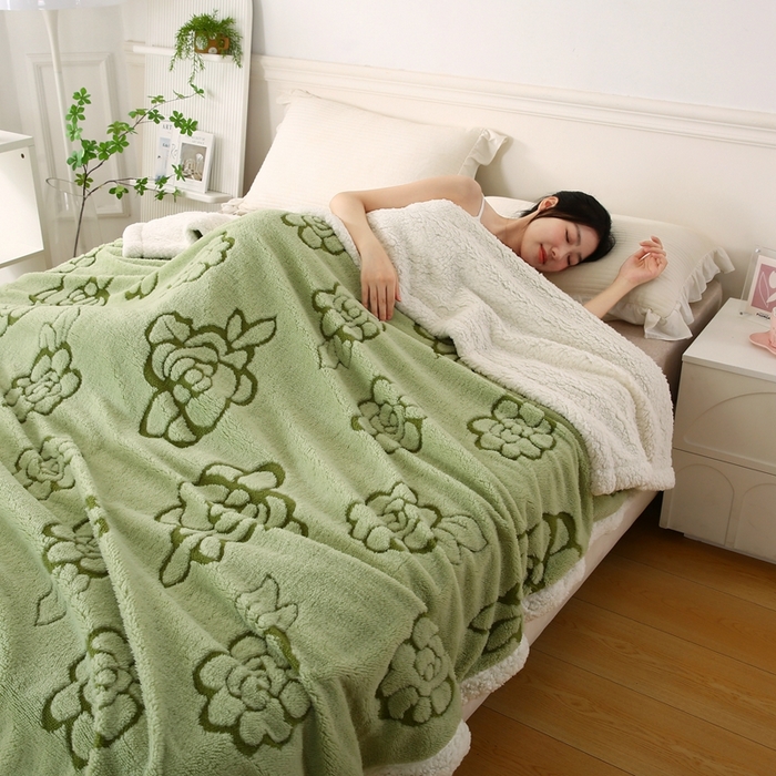 91家纺网 家纺一手货源 找家纺 巴木赫 2024新款提花朵朵绒双层羊羔绒毯 茶绿