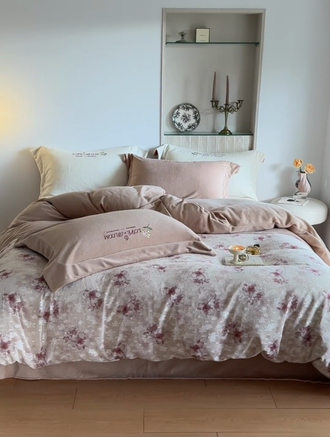 91家纺网 家纺一手货源 找家纺 秀色家纺 2025新款轻奢高级感牛奶绒床上四件套提花蝴蝶流苏保暖被套秋冬季加厚 桃花朵朵-浅棕