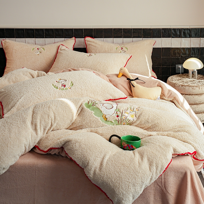 91家纺网 家纺一手货源 找家纺 秀色家纺 2025新款卡通风可爱少女心绵羊绒牛奶绒四件套加厚保暖秋冬季法兰绒刺绣被套 懒鹅