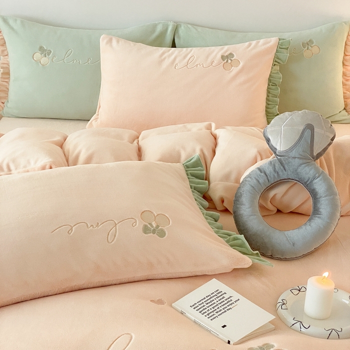 91家纺网 家纺一手货源 找家纺 朗莎家纺 2024新款230g高克重贴布绣牛奶绒四件套 玫瑰蛋糕