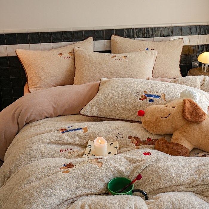 91家纺网 家纺一手货源 找家纺 秀色家纺 2025新款卡通风可爱少女心绵羊绒牛奶绒四件套加厚保暖秋冬季法兰绒刺绣被套 腊肠Dog