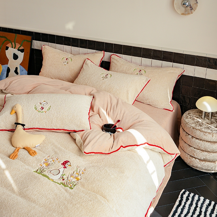 91家纺网 家纺一手货源 找家纺 秀色家纺 2025新款卡通风可爱少女心绵羊绒牛奶绒四件套加厚保暖秋冬季法兰绒刺绣被套 懒鹅