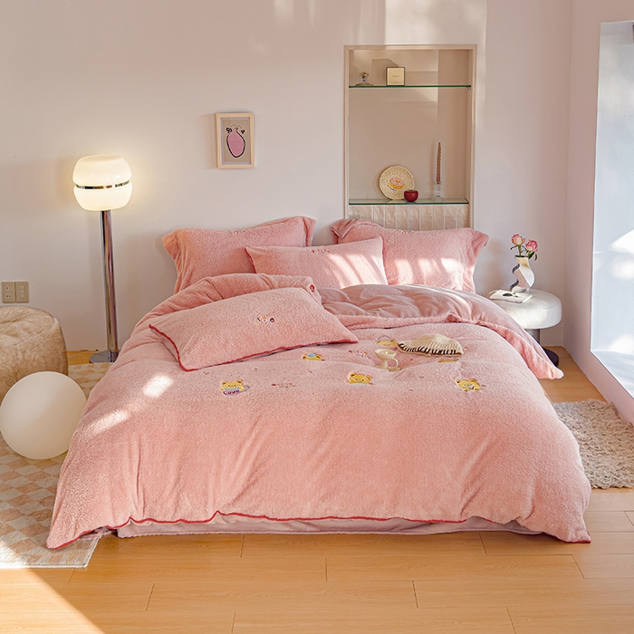 91家纺网 家纺一手货源 找家纺 秀色家纺 2025新款卡通风可爱少女心绵羊绒牛奶绒四件套加厚保暖秋冬季法兰绒刺绣被套 黄油小熊