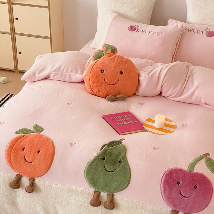 91家纺网 家纺一手货源 找家纺 朗莎家纺 2024新款230g高克重贴布绣牛奶绒四件套 水果派对