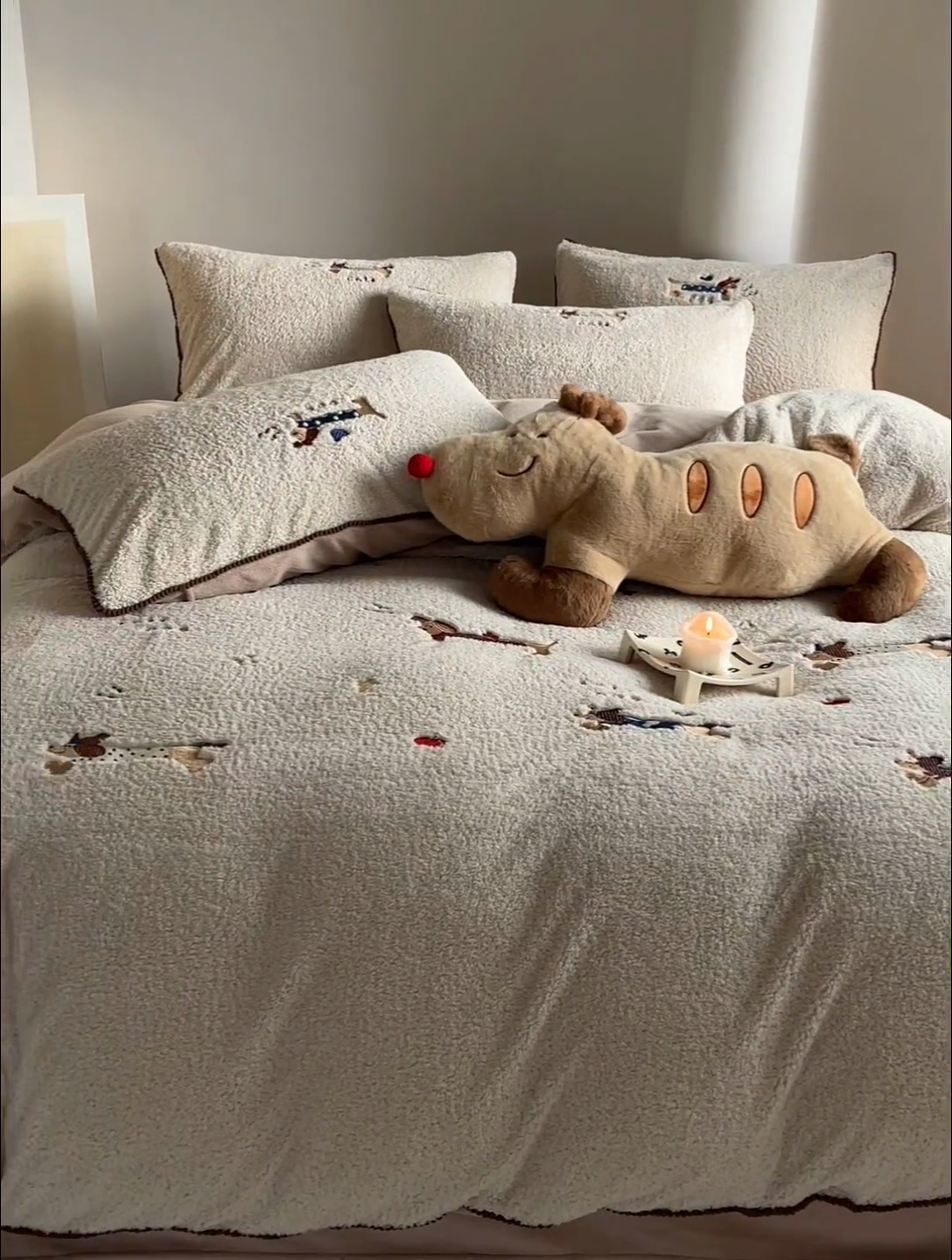 91家纺网 家纺一手货源 找家纺 秀色家纺 2025新款少女心高克重绵羊绒牛奶绒床上四件套冬季毛巾绣被套原创卡通ins风 腊肠Dog