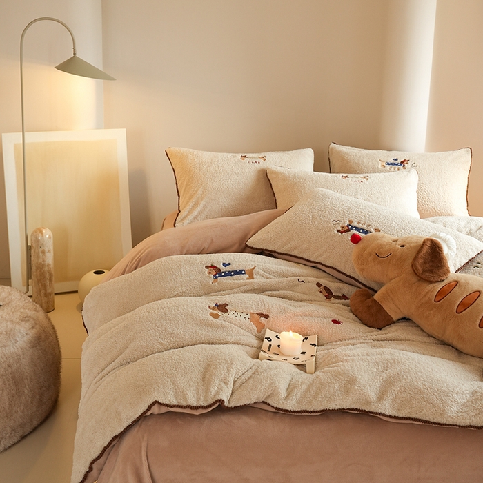91家纺网 家纺一手货源 找家纺 秀色家纺 2025新款少女心高克重绵羊绒牛奶绒床上四件套冬季毛巾绣被套原创卡通ins风 腊肠Dog