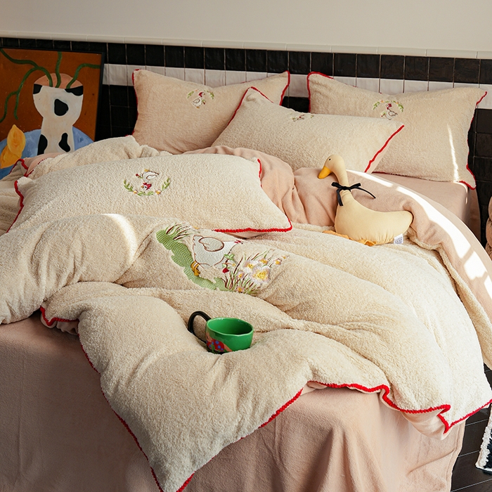91家纺网 家纺一手货源 找家纺 秀色家纺 2025新款卡通风可爱少女心绵羊绒牛奶绒四件套加厚保暖秋冬季法兰绒刺绣被套 懒鹅