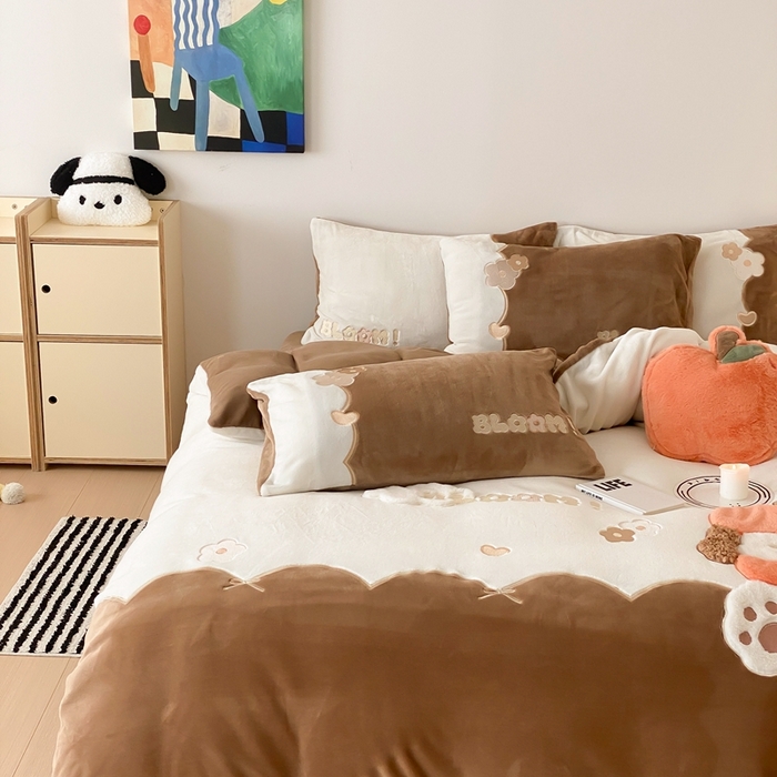 91家纺网 家纺一手货源 找家纺 朗莎家纺 2024新款230g高克重贴布绣牛奶绒四件套 萍果狗