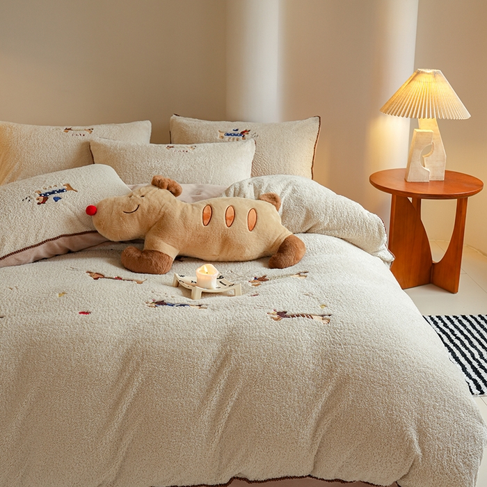 91家纺网 家纺一手货源 找家纺 秀色家纺 2025新款少女心高克重绵羊绒牛奶绒床上四件套冬季毛巾绣被套原创卡通ins风 腊肠Dog