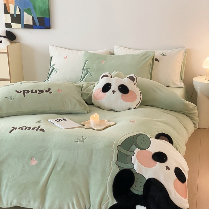 91家纺网 家纺一手货源 找家纺 朗莎家纺 2024新款230g高克重贴布绣牛奶绒四件套 喜宝熊猫