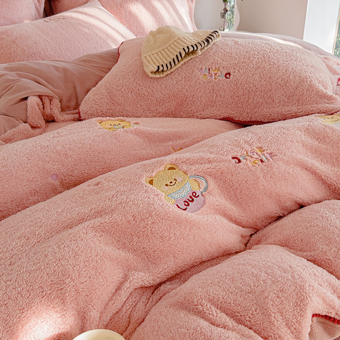 91家纺网 家纺一手货源 找家纺 秀色家纺 2025新款卡通风可爱少女心绵羊绒牛奶绒四件套加厚保暖秋冬季法兰绒刺绣被套 黄油小熊