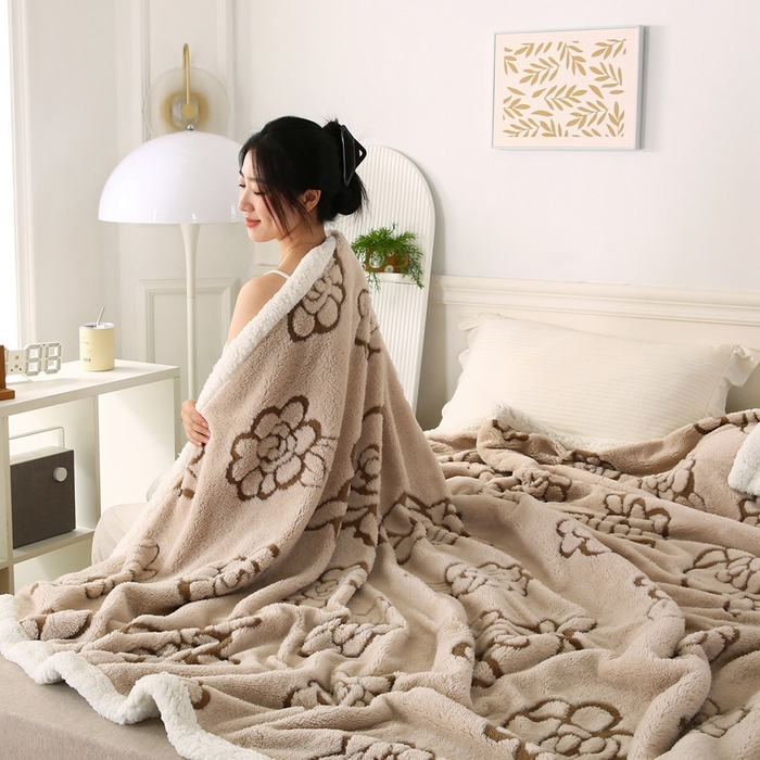 91家纺网 家纺一手货源 找家纺 巴木赫 2024新款提花朵朵绒双层羊羔绒毯 浅驼