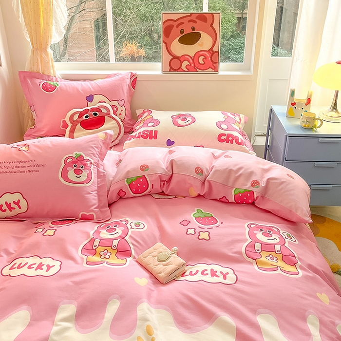 91家纺网 家纺一手货源 找家纺 绵庭家纺 2024新款全棉印花四件套 草莓熊宝