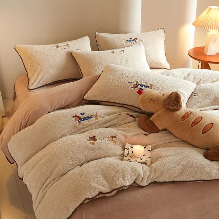 91家纺网 家纺一手货源 找家纺 秀色家纺 2025新款少女心高克重绵羊绒牛奶绒床上四件套冬季毛巾绣被套原创卡通ins风 腊肠Dog