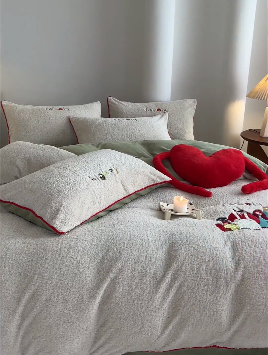 91家纺网 家纺一手货源 找家纺 秀色家纺 2025新款少女心高克重绵羊绒牛奶绒床上四件套冬季毛巾绣被套原创卡通ins风 快乐一家