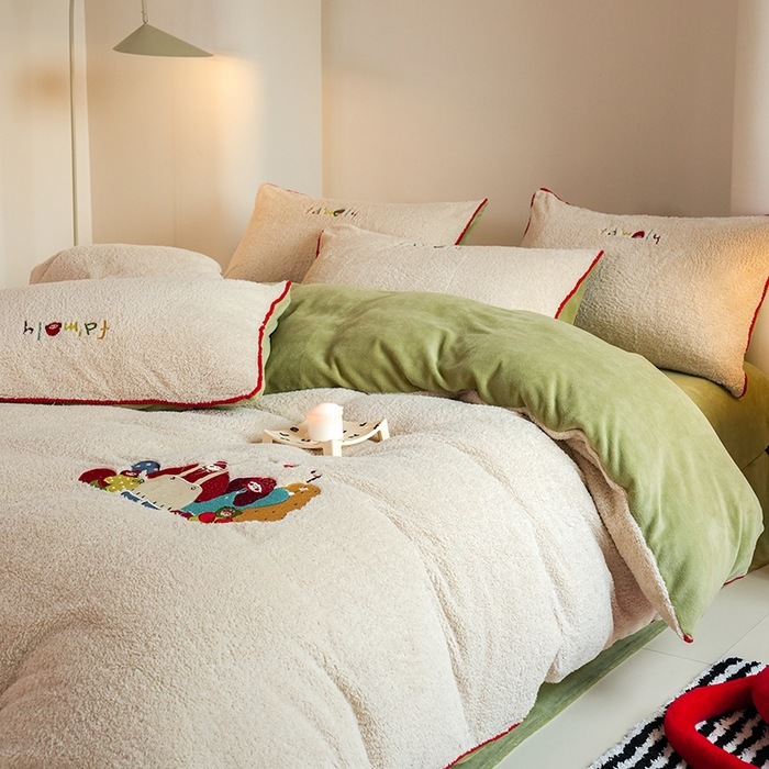91家纺网 家纺一手货源 找家纺 秀色家纺 2025新款少女心高克重绵羊绒牛奶绒床上四件套冬季毛巾绣被套原创卡通ins风 快乐一家