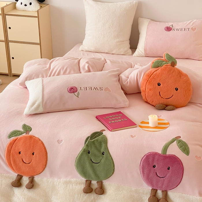 91家纺网 家纺一手货源 找家纺 朗莎家纺 2024新款230g高克重贴布绣牛奶绒四件套 水果派对